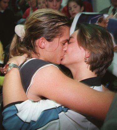 Le baiser de la victoire pour Sylvie et Amélie Mauresmo, après un match à l’Open Gaz de France en février 1999.