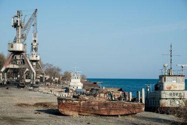 A Balykchy, le chantier naval désaffecté rouille sous le ciel azur.