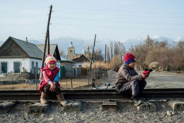 Des enfants jouent sur les voies d’un train qui ne passe presque plus