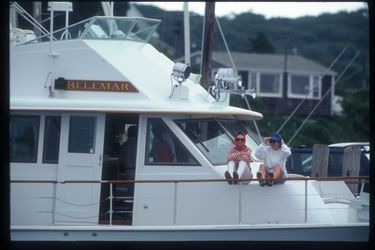 Jackie Kennedy Onassis et sa fille Caroline Kennedy sont assis sur le pont de leur yacht, le « Relemar », le 24 août 1993, sur l'île de Martha's Vineyard
