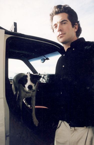John F. Kennedy Jr,avec son chien Friday,en 1996,trois ans avant qu’un accident d’avion, près de Martha’s Vineyard, lui coûte la vie.