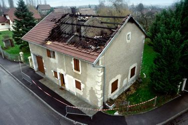 La maison incendié de la famille Romand, à Prévessin-Moëns, dans l’Ain, trois jours après les meurtres.