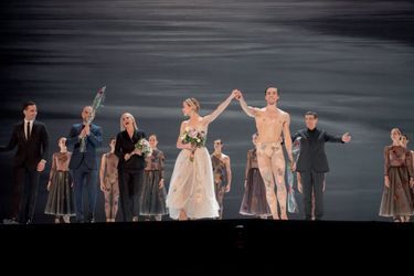 A l’Opéra de Rome, la créatrice salue avec la danseuse étoile de l’Opéra de Paris Eleonora Abbagnato et Friedemann Vogel, dont elle a créé les costumes pour « Nuit blanche ».