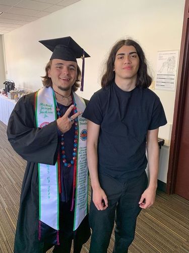 Prince Jackson avec son frère Blanket lors de sa remise de diplôme. Mai 2019.