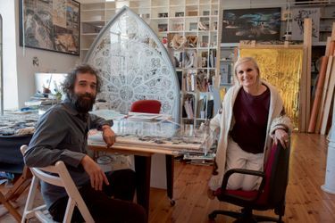 La styliste dans l’atelier de l’artiste romain contemporain Pietro Ruffo. Elle partage avec lui la passion des symboles cosmiques.