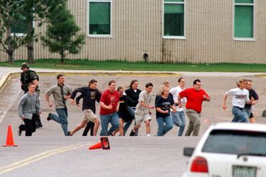 Les élèves évacués après la tuerie de Columbine.