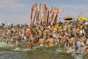 Kumbh Mela à Allahabad. C’est la fête la plus importante des hindous. Elle attire des millions de dévots de partout. Ils se « purifient » dans les eaux souillées.