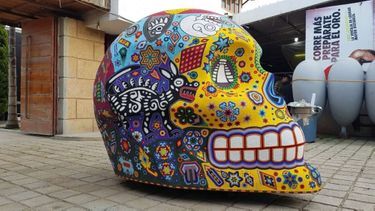 Emblématiques de la culture mexicaine, des crânes géants peints par les artistes sont disposés dans les rues de la ville.