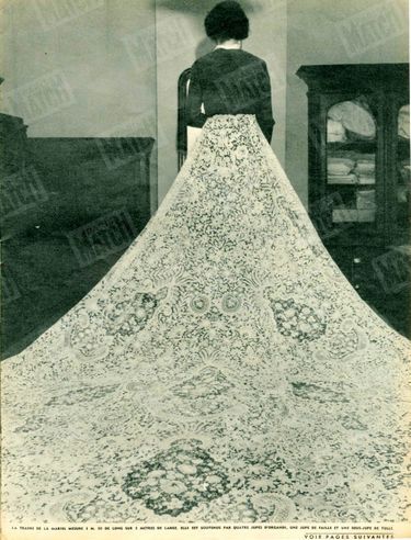 "La traîne de la mariée mesure 3m50 de long sur 3m de large. Elle est soutenue par quatre jupe d'organdi, une jupe de faille et une sous-jupe de tulle." - Paris Match n°213, 11 avril 1953.