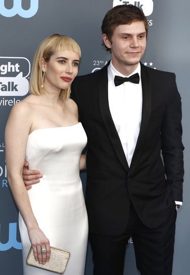 Emma Roberts et Evan Peters en 2018 aux Critics' Choice Awards