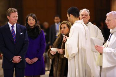 La grande-duchesse Maria Teresa de Luxembourg, avec le grand-duc Henri et la princesse Alexandra, lors de la bénédiction du bourdon "Marie" à Notre-Dame de Paris, le 2 février 2013