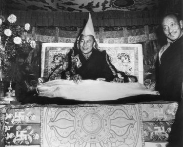 Début 1959, le Dalaï Lama sur son trône, à Lhasa, au Tibet.