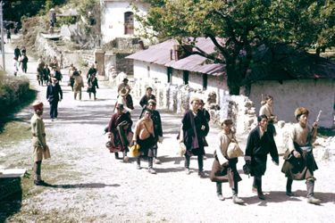 Traqué par les Chinois, le 14e Dalaï Lama a fuit le Tibet et trouvé refuge en Inde. Entre 1959 et 1960, c'est environ 80 000 Tibétains qui vont s'exiler et traverser l'Himalaya pour rejoindre leur chef spirituel. Ici, en avril 1959, un groupe de réfugiés et de résistants tibétains traversant à pied un village indien.