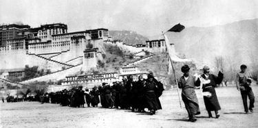 Fin mars 1959 : reddition des insurgés tibétains devant les troupes chinoises.