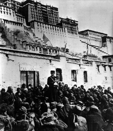 Fin mars 1959 : devant le palais du Potala, un interprète chinois annonce au peuple tibétain les mesures prises par Pékin.