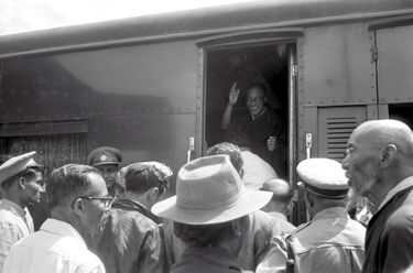“À Tezpur, porte de l’Himalaya, un train spécial envoyé par Nehru attendait le Dalaï-Lama au bout de sa longue marche. Le Bouddha vivant avait encore 2000 km à parcourir pour atteindre sa résidence définitive : Mussoorrie. Il lui fallut trois jours pour faire ce voyage : à chaque gare, des fidèles l’attendaient.” - Paris Match n° 525, 2 mai 1959.