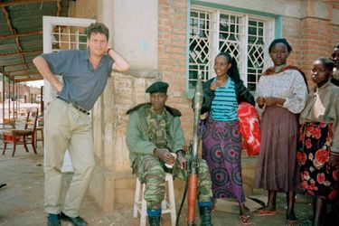 Michel Peyrard (à gauche), le reporter de Paris Match, au Rwanda, mai 1994.