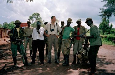 Benoît Gysembergh (au centre, appareil en bandoulière), le photographe de Paris Match, au Rwanda, mai 1994.