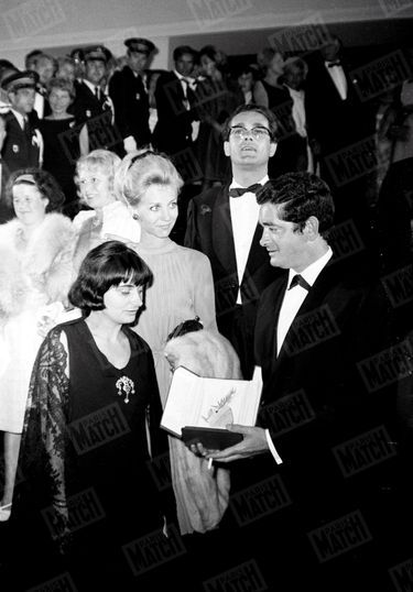 Agnès Varda et Jacques Demy au 17ème Festival de Cannes, en 1964, avec la Palme d'or que le réalisateur vient de recevoir pour son film "Les parapluies de Cherbourg". Derrière eux, Michel Legrand, compositeur de la musique, et son épouse Christine.