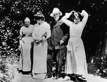 Auguste Renoir, dans son jardin du “Domaine des Collettes”, avec des membres de sa famille et Gabrielle (à droite).