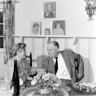 Le réalisateur Jean Renoir, fils d’Auguste, en compagnie de Gabrielle Renard, en 1942.