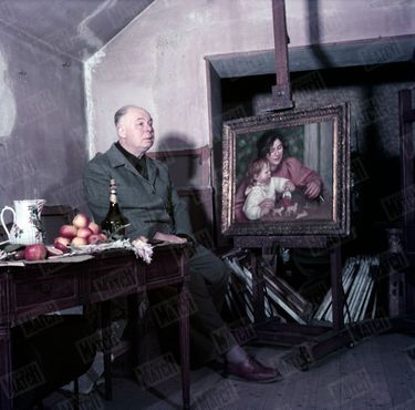 Jean Renoir pose devant Gabrielle peinte par son père, pour Match en 1959.