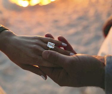 Ils partagent le goût des belles histoires… et des jolies choses. Au doigt de J-Lo, un diamant estimé à 15 carats et 4,5 millions de dollars.