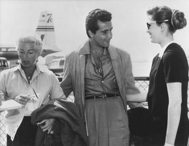 “Le 19 mars dernier, elle vient à l'aéroport attendre Lana qui revient de vacances avec son fiancé Stompanato.”- Paris Match n°471, 19 avril 1958.