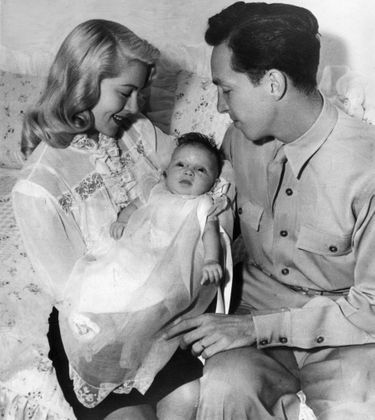 Cheryl Crane, entourée de ses parents Lana Turner et Stephen Crane quelques semaines après sa naissance, le 25 juillet 1943.