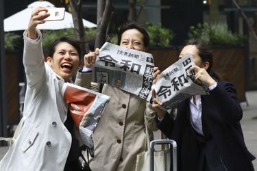 Une heure après l'annonce du nom de la nouvelle ère, les Japonais s'arrachaient les journaux, à Tokyo le 1er avril 2019