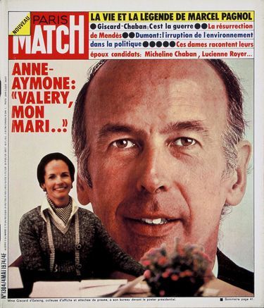 « Anne-Aymone : "Valéry, mon mari..." - Mme Giscard d'Estaing, colleuse d'affiche et attachée de presse à son bureau devant le poster présidentiel » - Paris Match n° 1304, daté du 4 mai 1974.