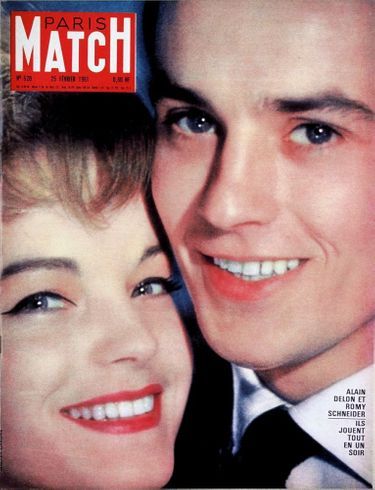 « Alain Delon et Romy Schneider. Ils jouent tout en un soir» - Couverture de Paris Match n°620, daté du 25 février 1961.