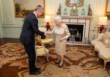 La reine Elizabeth II avec le secrétaire général de l'OTAN Jens Stoltenberg à Londres, le 3 décembre 2019
