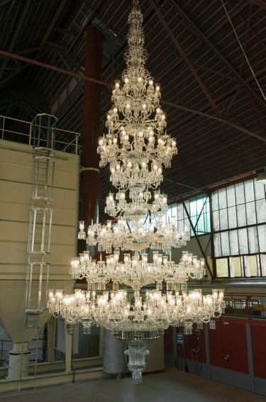 Saint-Louis signe le plus grand lustre en cristal au monde.