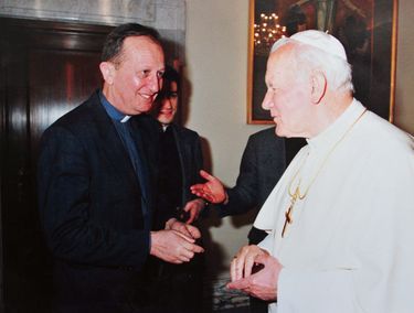 Le séminariste Philippe Demoures, 29 ans, est reçu par le pape Jean-Paul II au Vatican, le 20 février 1993.