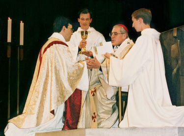 Lors de son ordination sacerdotale par le cardinal Lustiger, dans la cathédrale Notre-Dame de Paris, le 24 juin 1995.