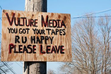 «Médias vautours, vous avez vos enregistrements. Partez s'il vous plaît», pouvait-on notamment lire mercredi sur une affiche peinte à la main collée sur un poteau.