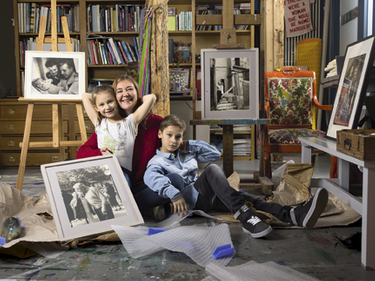 Dans son atelier d'artiste, Eugénie avec ses enfants, Sarah, 7 ans, et Paul, 10 ans.