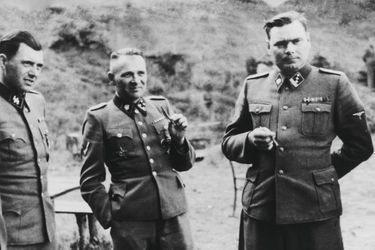 Le commandant Rudolf Hoess entouré des pires criminels de l’Histoire, à gauche, le Dr Mengele, responsable des expérimentations médicales sur les déportés, à droite, Josef Kramer, « la bête de Belsen ».