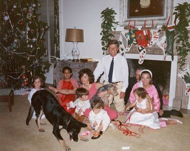 Noël avec les Kennedy, à Palm Beach, en 1962. A gauche, Caroline. Sur les genoux de Jackie, Anthony, le fils de Lee. Devant, John-John. Dans les bras de Lee, sa fille Tina. Derrière, Stas Radziwill, à côté de JFK.