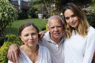 Valérie avec ses parents Marie-Jeanne et André, dans leur maison familiale, près de Saint-Leu, en juillet 2015