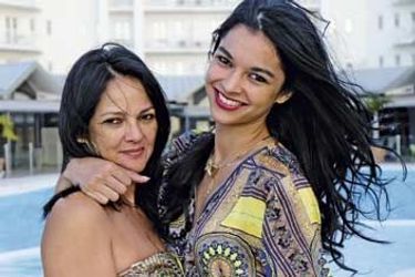 Azuima Issa, 18 ans, ici avec sa mère, représentera La Réunion à l’élection de Miss France 2016 le 19 décembre à Lille.
