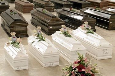 Dans la morgue improvisée, quatre cercueils d’enfants, blancs, surmontés de peluches.