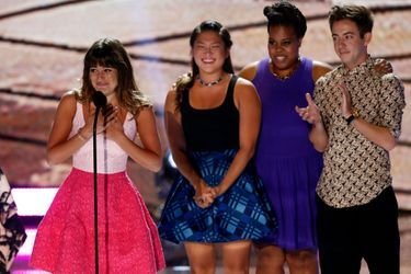 Lea Michele et une partie de l'équipe de "Glee", pendant les Teen Choice Awards