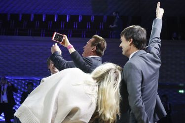 Marion Cotillard, Nicolas Hulot et Arnold Schwarzenegger prennent un selfie lors du One Planet Summit