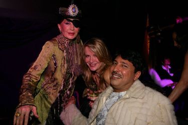 En 2006, lors d'une soirée à Gstaad: Jacqueline de Ribes en pirate avec avec Eugenia de Serigny et le prince Mubarak Al-Sabah