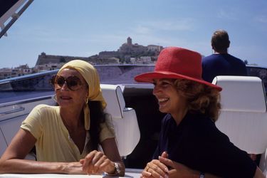 En 1990, à Ibiza, Jacqueline de Ribes, à gauche, avec Ira de Furstenberg