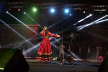 Le 15 août, à Bamiyan. A 21 heures, le clou du spectacle c’est Aryana. En robe traditionnelle pour montrer qu’elle respecte la culture afghane.