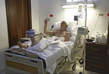 Alain Cstany sur son lit d'hôpital à Saint-Domingue, le 1er novembre 2015.