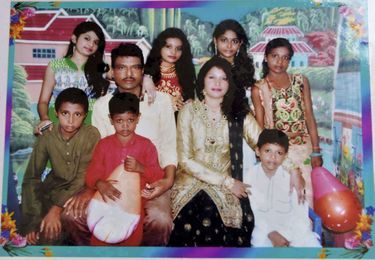 Photo de famille avec ses six enfants et un cousin.